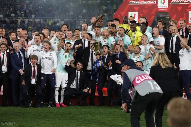 梅西重回诺坎普桌面